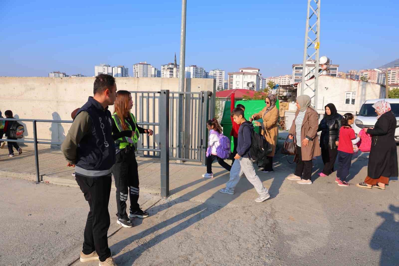 Kahramanmaraş'ta Okullarda Güvenlik Yoğunluğu Artıyor: Polis Ekipleri Görev Başlattı