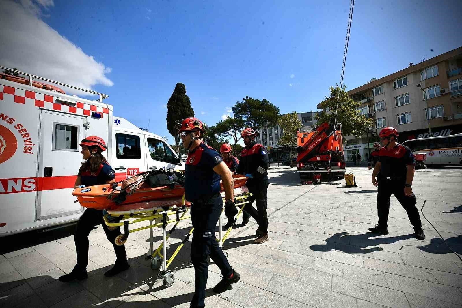 İzmir İtfaiyesi'nden Gerçeği Yansıtan Tatbikat