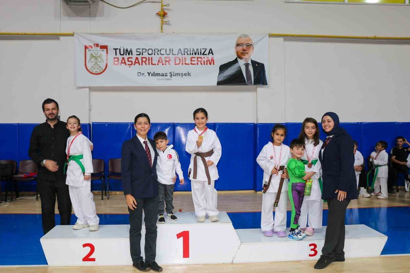 Sivas'ta Kata ve Kumite Şampiyonası'nda 200 Sporcu Yarıştı