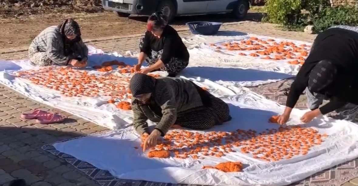 Kadınlar, Kütahya'da İmeceyle Tarhana Üretti