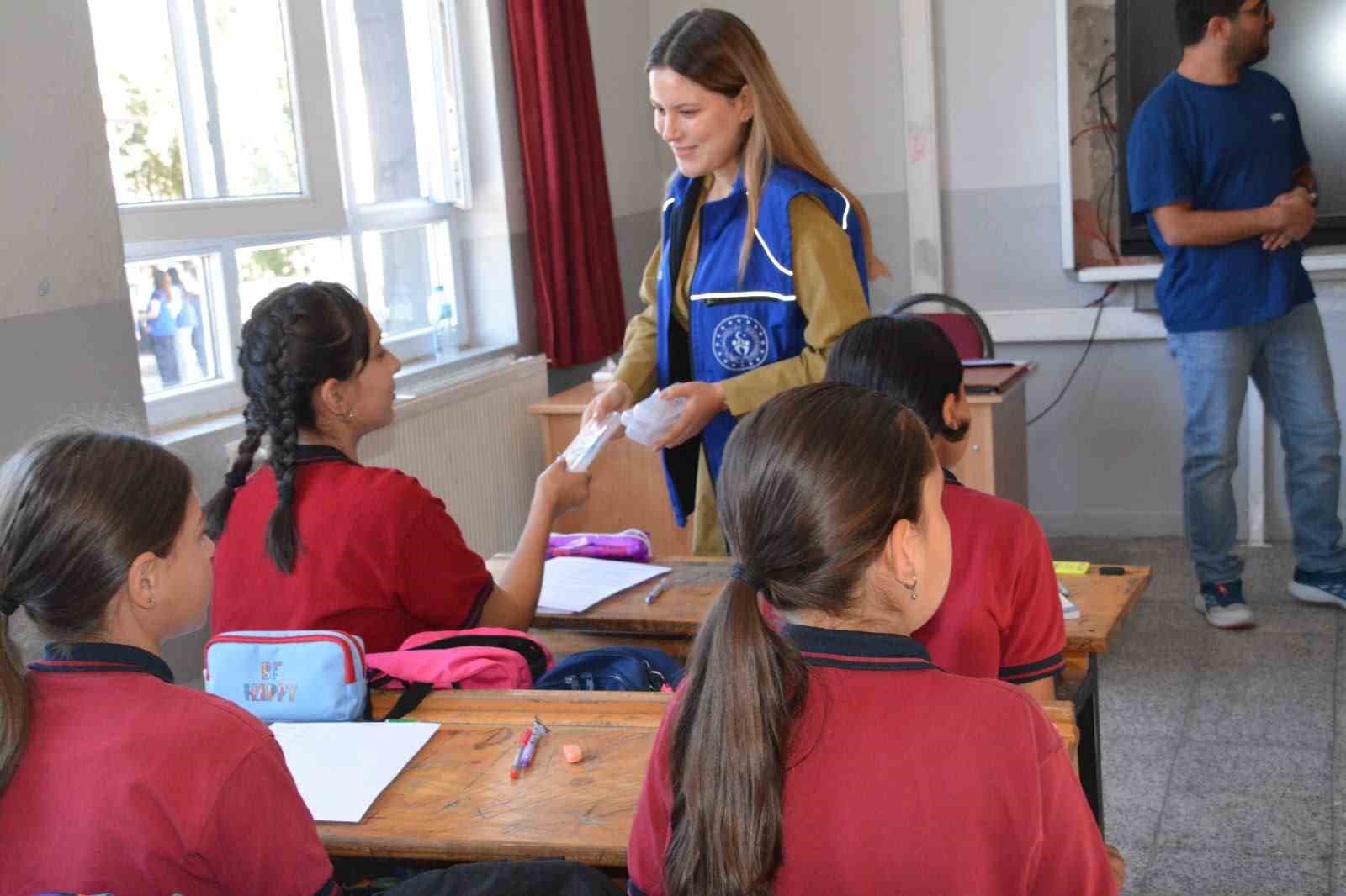 Demirci'de Gençlik ve Spor Gönüllüleri, Yeni Eğitim Yılına İlköğretim Haftası Etkinlikleriyle Destek Oldu