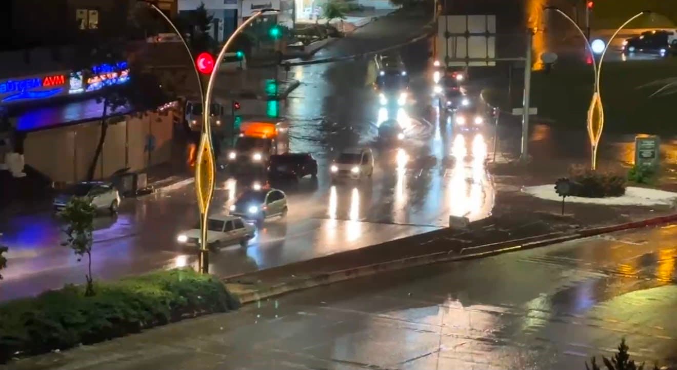 Gaziantep'te Sağanak Yağış Yolları Su Baskınına Döndürdü