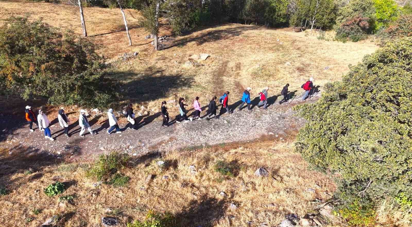 Muş'ta Doğa Yürüyüşü: Gerok Topluluğu Üyeleri Dünya Yürüyüş Günü'nde 10 Kilometre Bağlarda Yürüdü