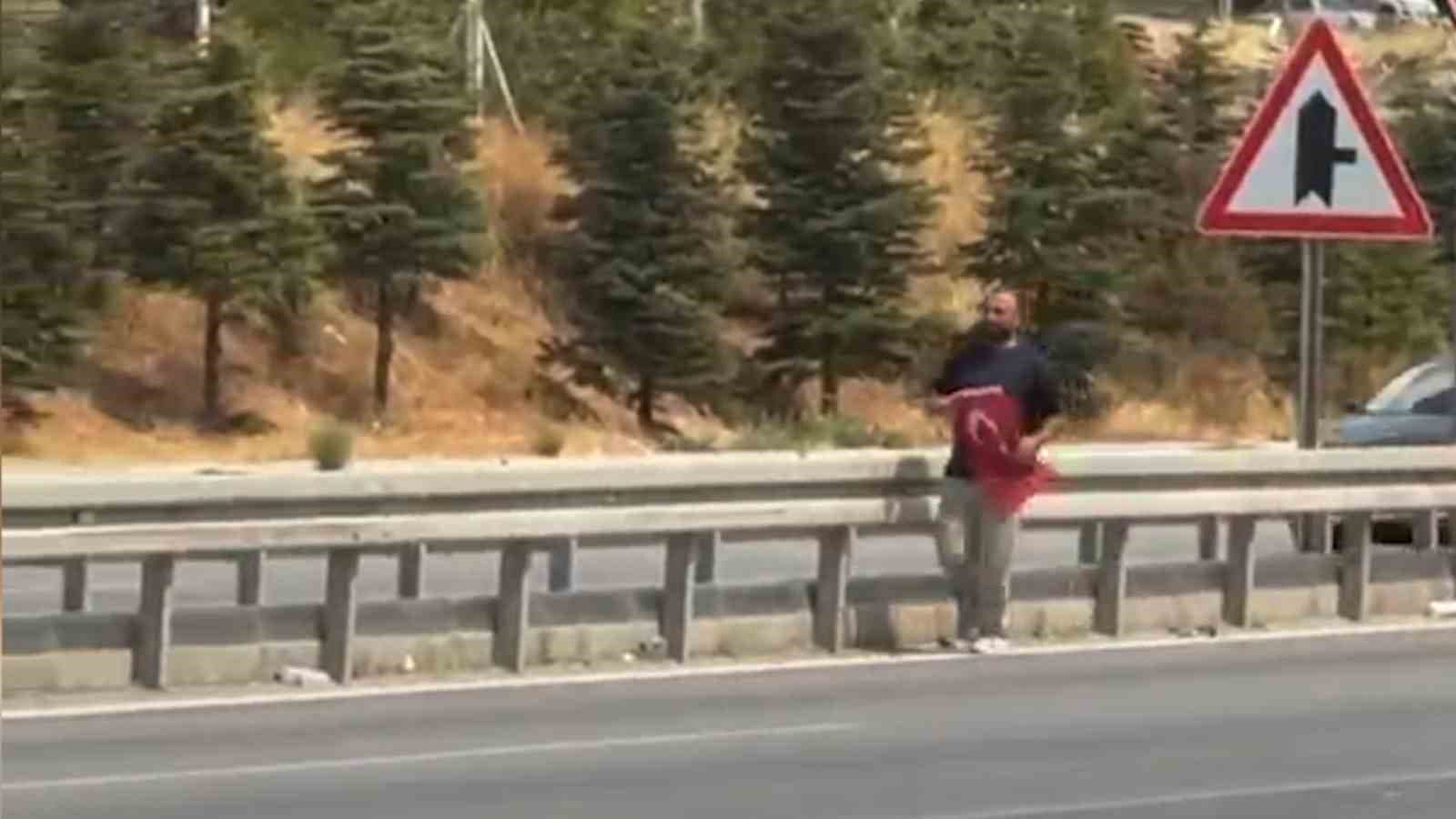 Yola Düşen Türk Bayrağı Vatandaş Tarafından Alındı
