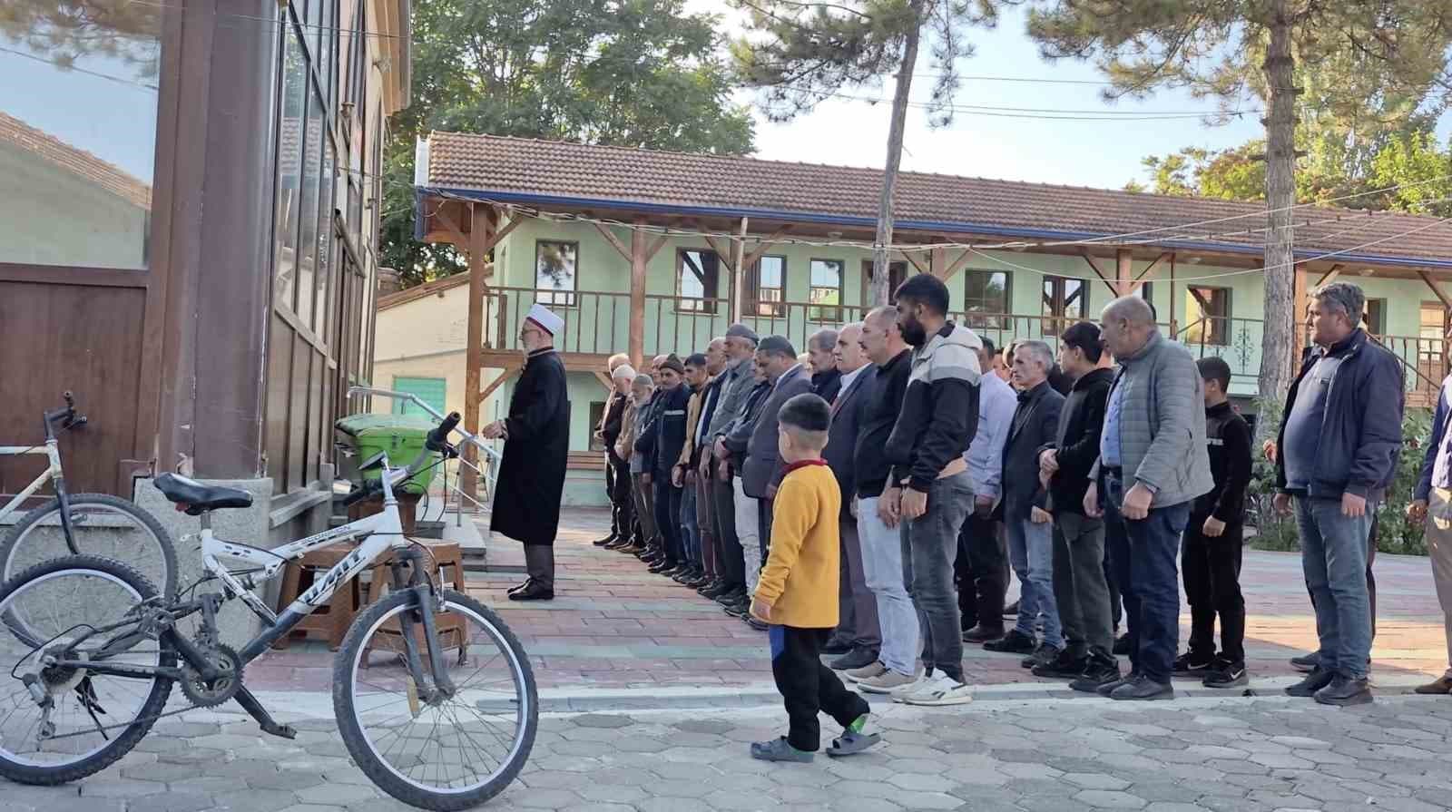 Yeğeni Tarafından Öldürülen Amca Toprağa Verildi, Şüpheli Babası Cezaevine Götürüldü