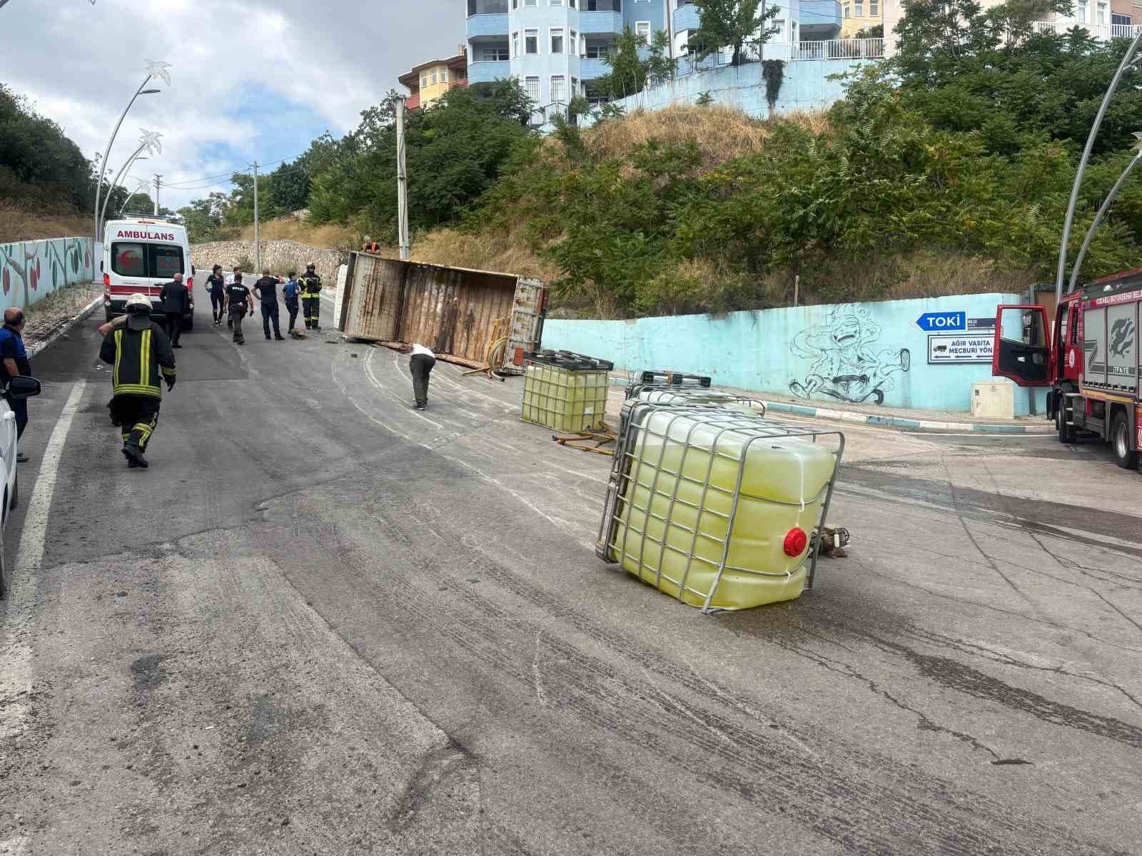 Çamaşır Suyu Tanklarını Taşıyan Kamyon Devrildi: Yaralı Sürücü Hastaneye Kaldırıldı