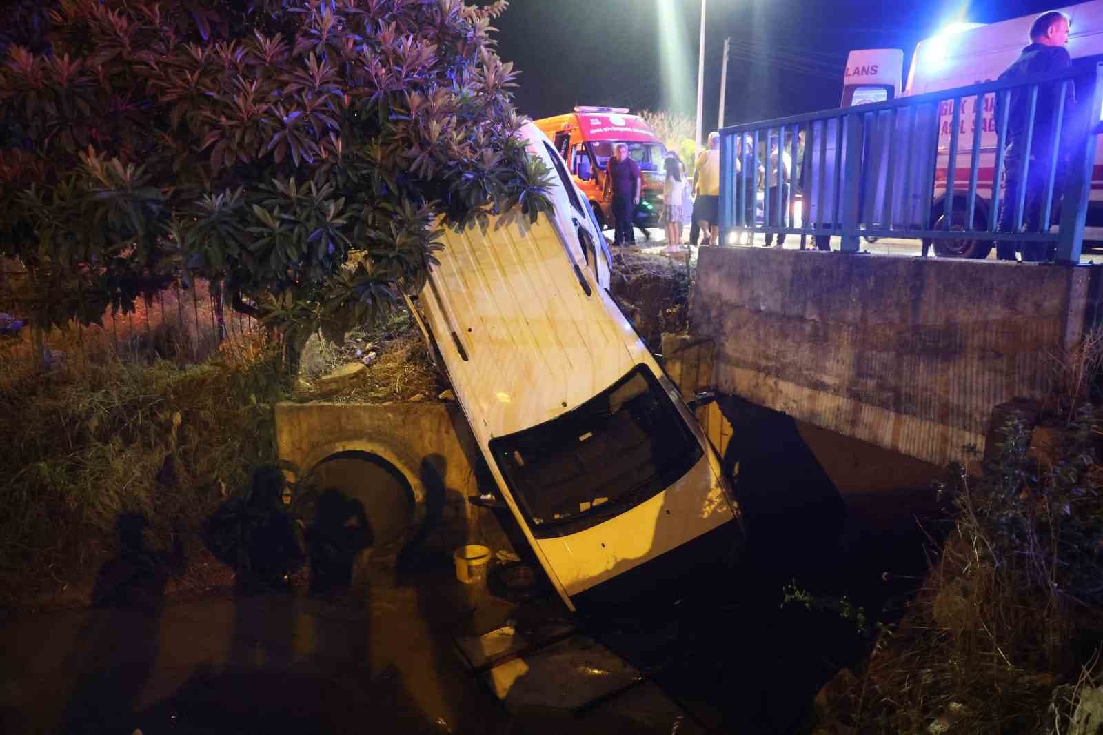 Adana'da Şiddetli Yağış Sonucu Kontrolden Çıkan Otomobil Kanala Düştü: İki Yaralı