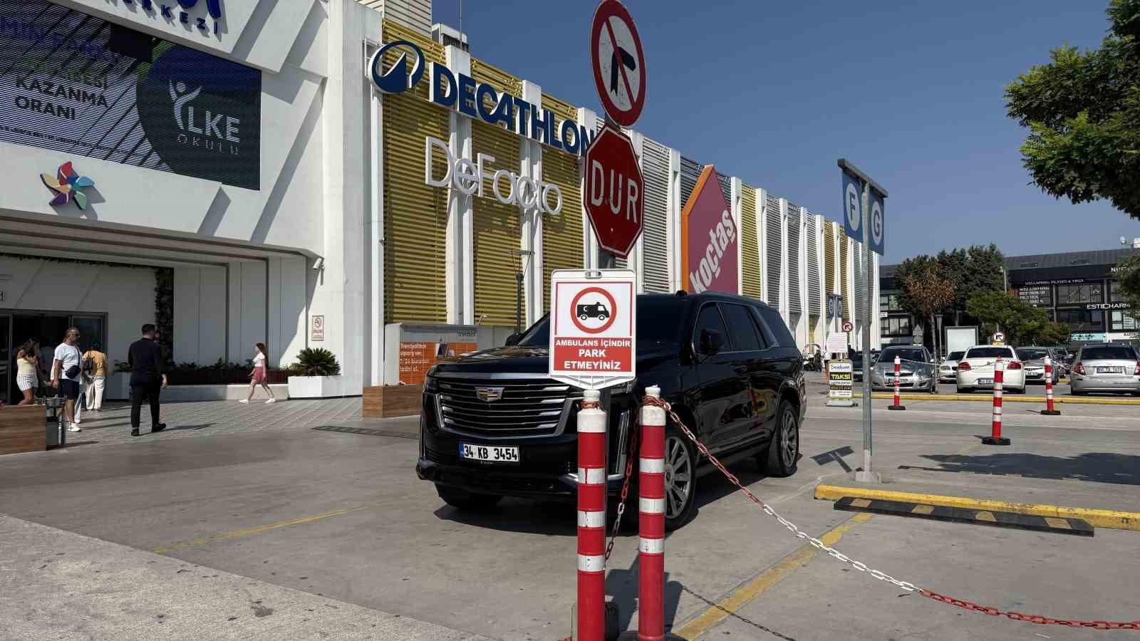 AVM Otoparkında Tartışma: Acil Durum Ambulans Alanına Lüks Araç Park Edildi