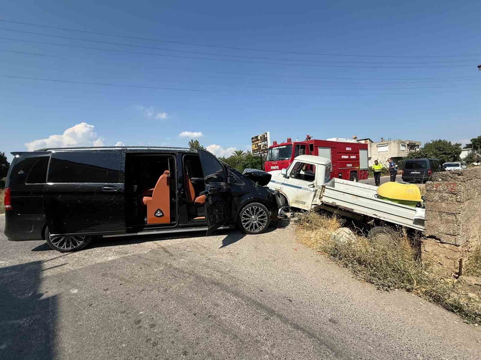 Serik'te VIP Minibüs ve Kamyonet Çarpıştı: Bir Sürücü Yaralandı