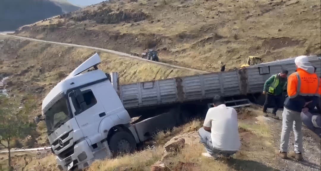 Solhan’da malzeme yüklü tır uçurum kenarında askıda kaldı