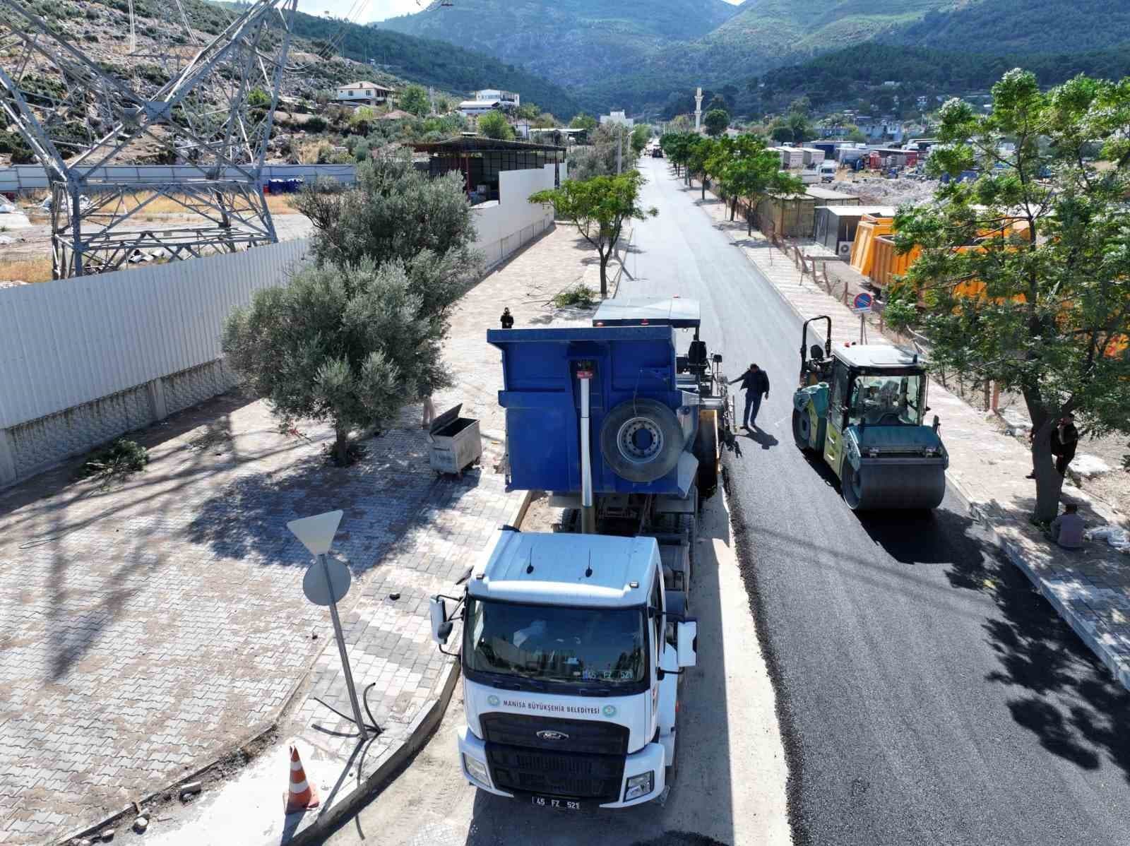 Yunusemre Emlakdere'de 2 Kilometrelik Yol Sıcak Asfaltla Yenilendi
