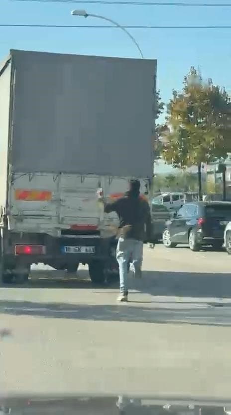 Bursa'da Çocuk, Kamyonetin Arkasına Çıktı: Tehlikeli Yolculuk Kamerada