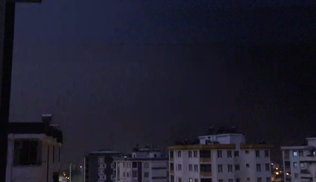 Kozan'da Şiddetli Fırtına Anı Kamerada Kaydedildi
