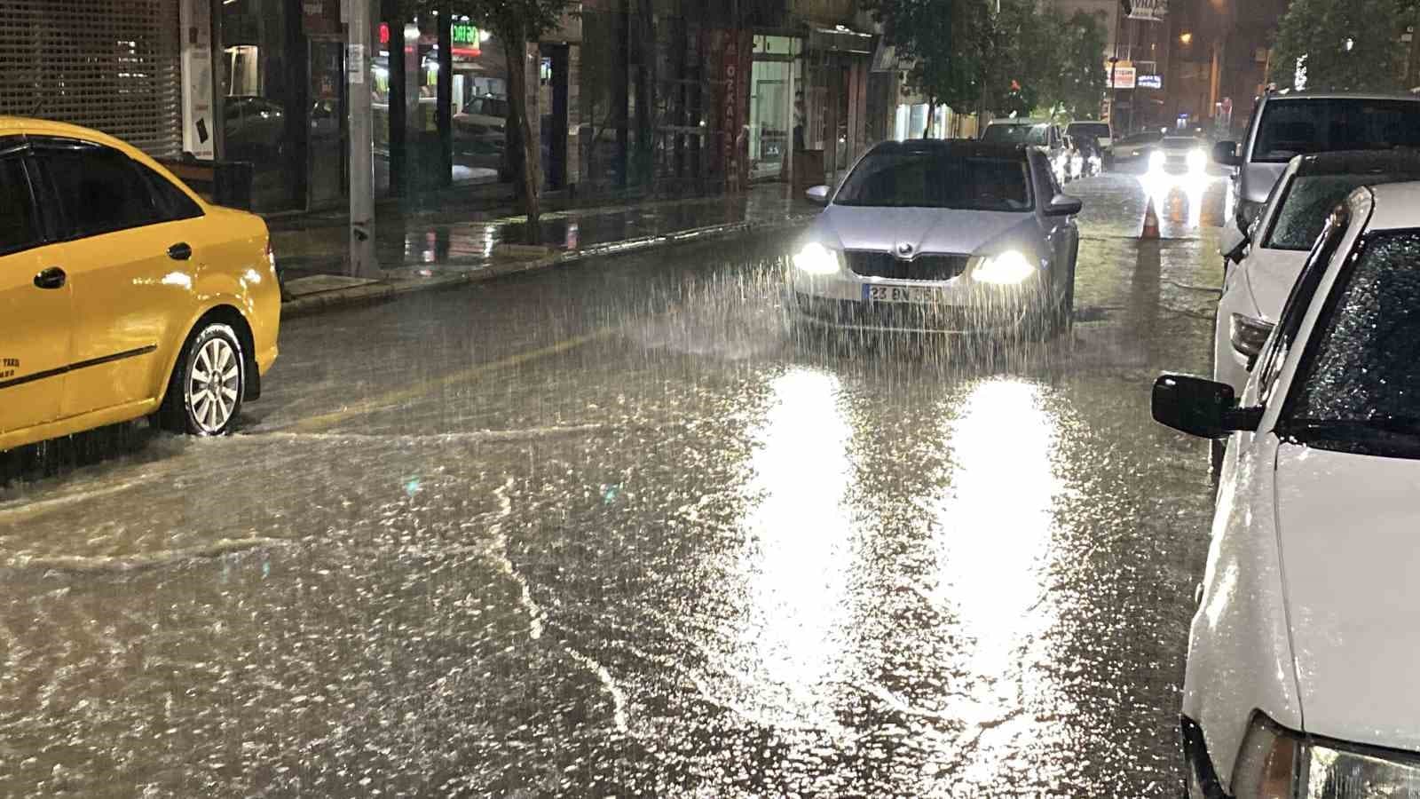 Elazığ'da Sağanak Yağış Devam Ediyor