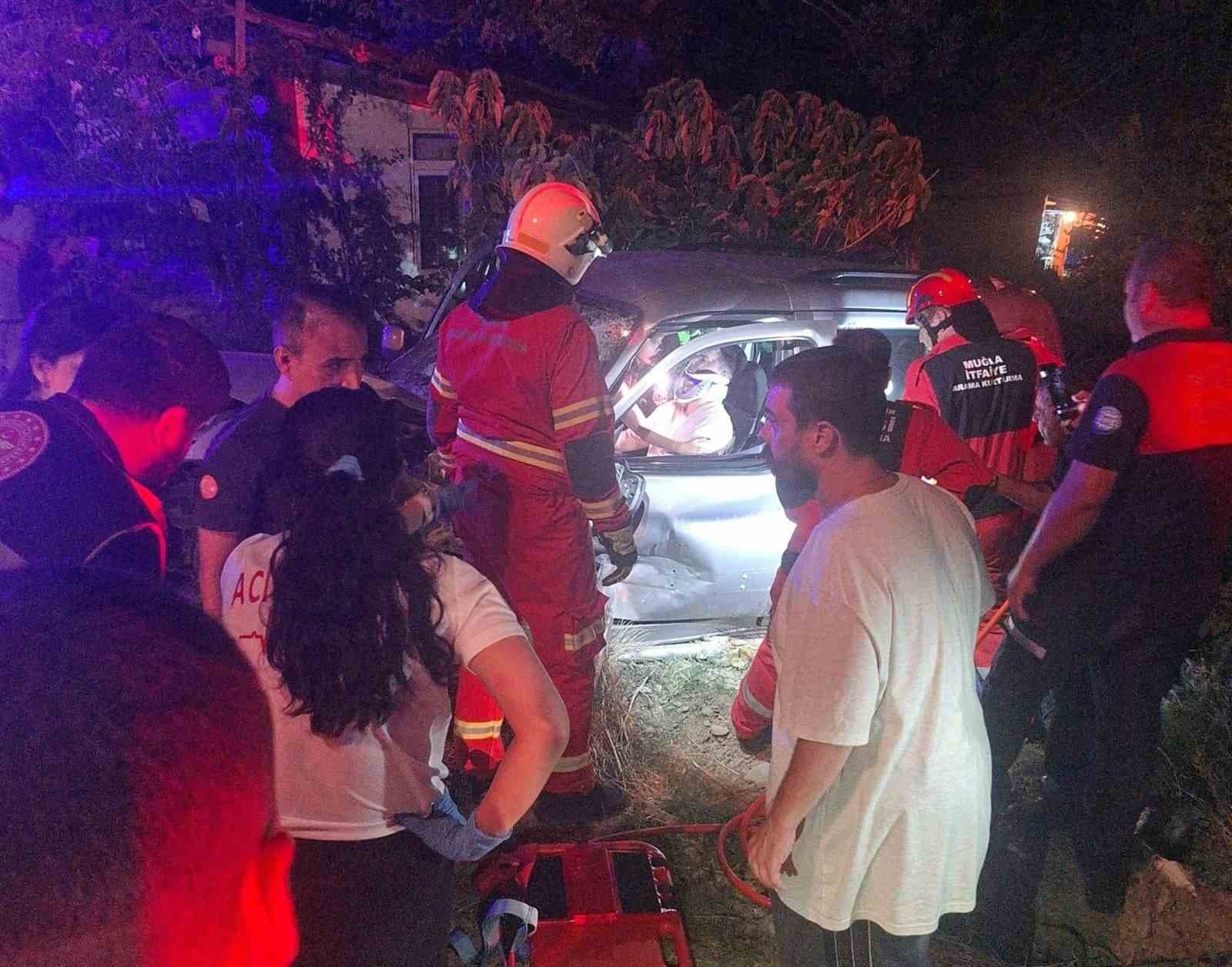 Datça'da Trafik Kazasında Sıkışan Yolcu İtfaiye Müdahalesiyle Kurtarıldı