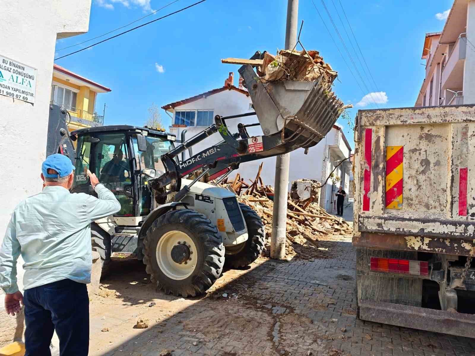 Hisarcık'ta Güvenlik Riski Taşıyan Metruk Bina Kontrollü Şekilde Yıkıldı