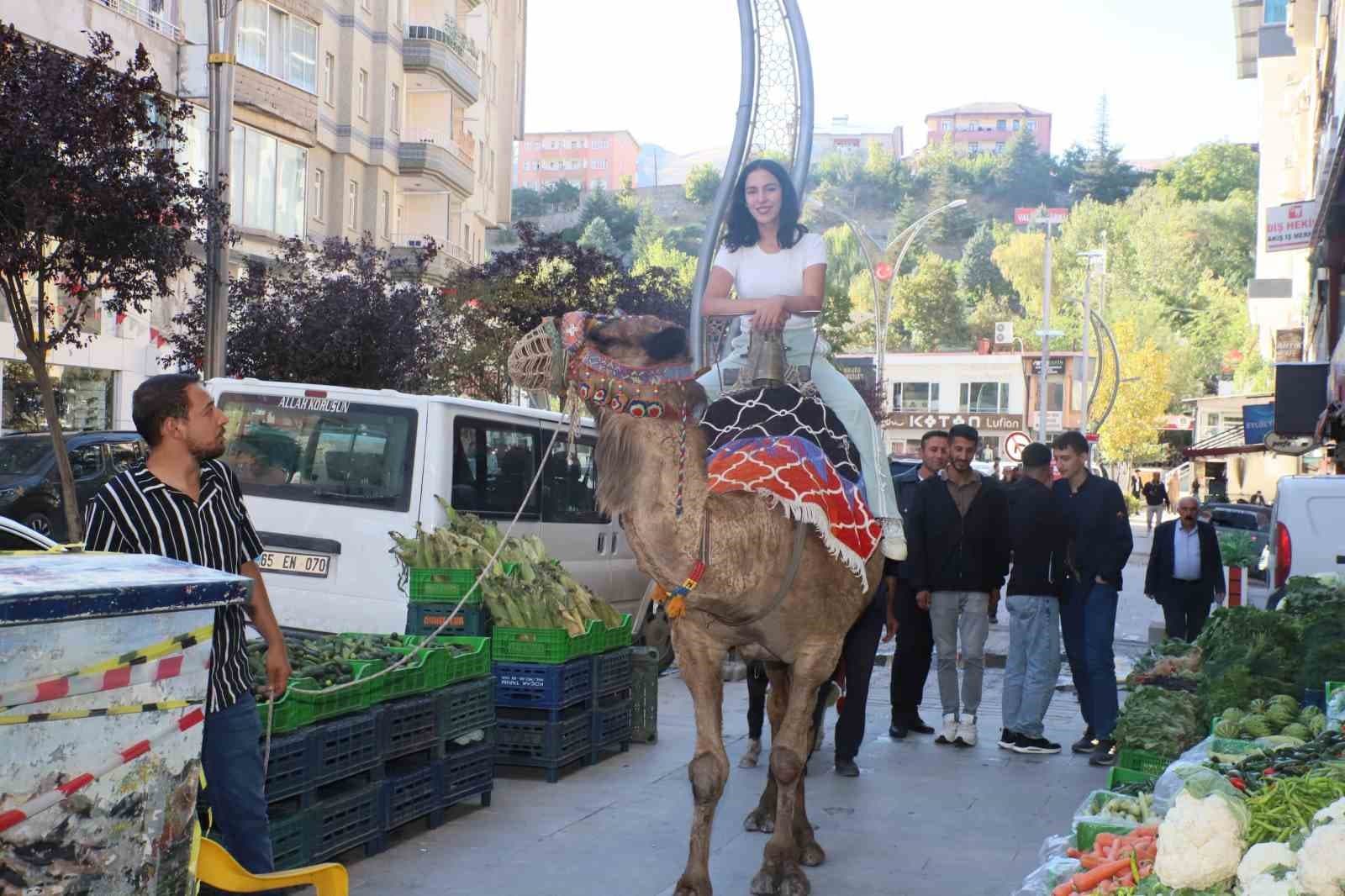 Hakkari’de Yöresel Ürünler Etkinliği: Hatay’dan Gelen Deve ve Midilli Atlar Yoğun İlgi Gördü