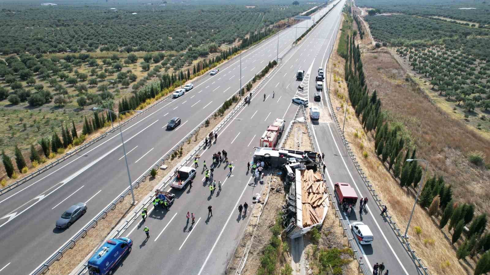 Akhisar'da Ölüm Kazası: 11 Kişi Hayatını Kaybetti, İki Sürücü Tutuklandı