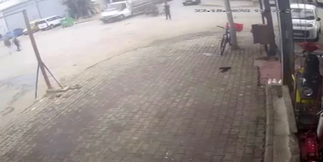 Bornova’da motosiklet kamyonetin altına girdi