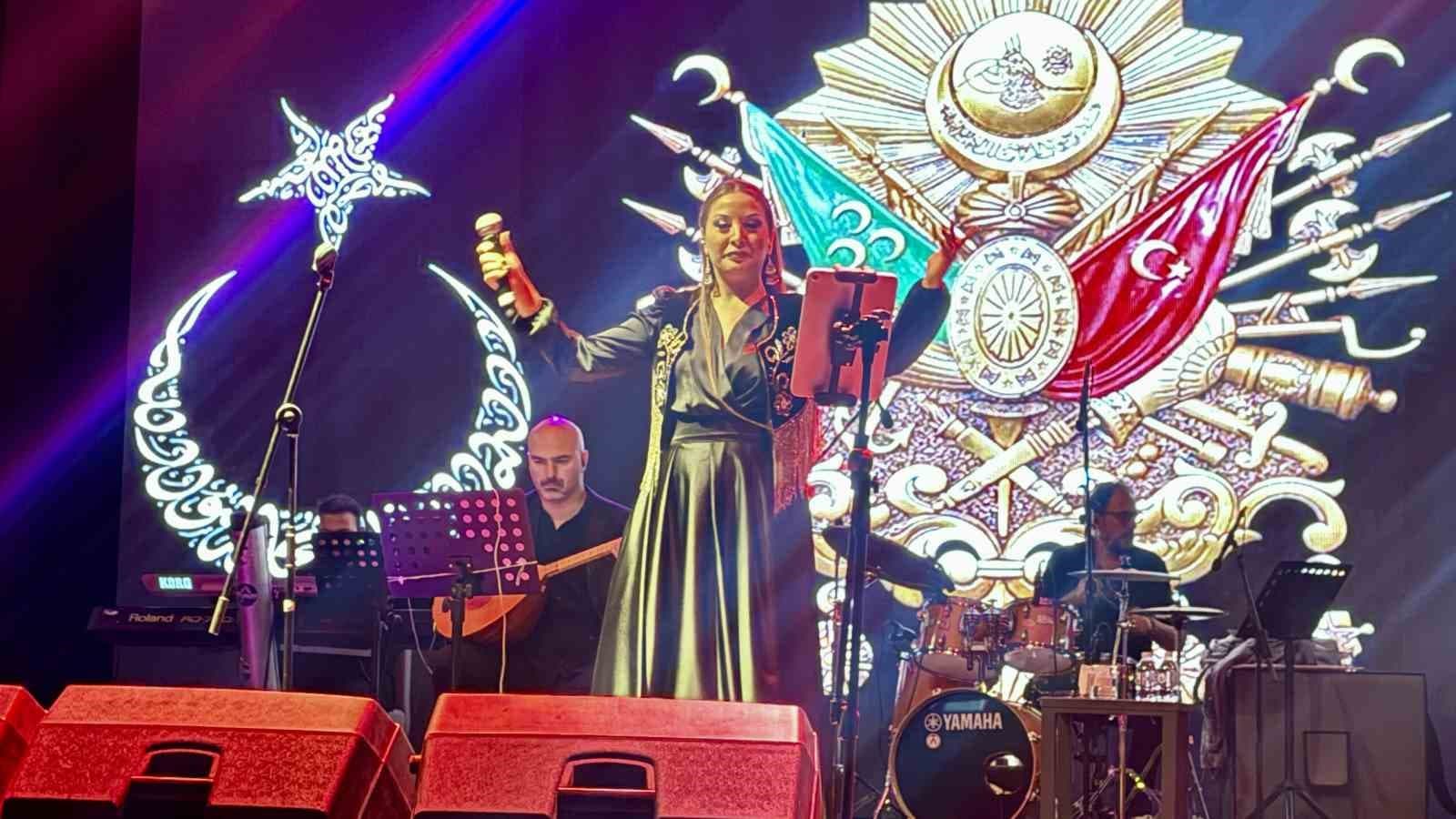 Bodrum'da Elif Avcı, Türk Halk Müziği Performansı ile İzleyicileri Etkiledi