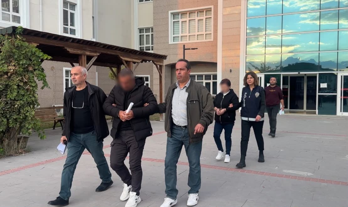 Yaşlı Adamı Darp Edenler, Zorla Boş Senet İmzalattı: İki Şüpheli Tutuklandı