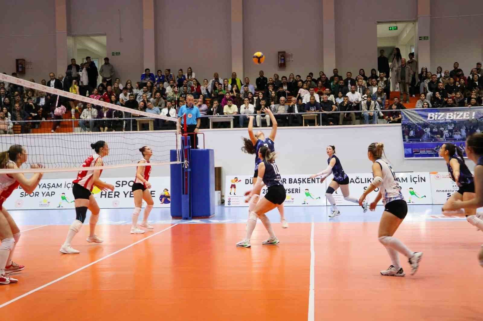İl Müdürü Kabakcı, Gevher Nesibe Spor Salonu'nda Çalışmaları İnceledi
