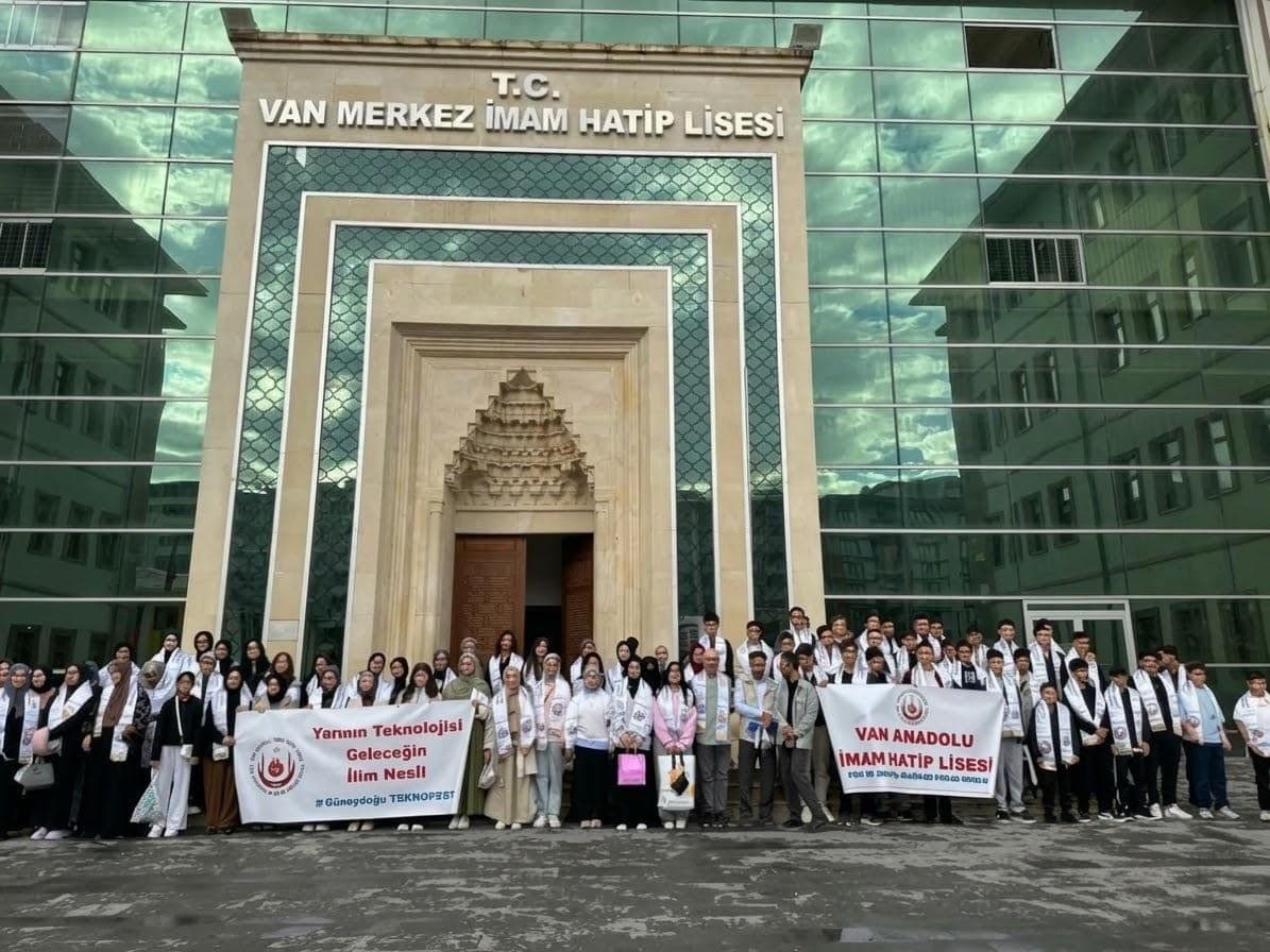 Van Anadolu İmam Hatip Lisesi, Güneydoğu TEKNOFEST’e 100 Öğrenci ve Öğretmenle Katıldı
