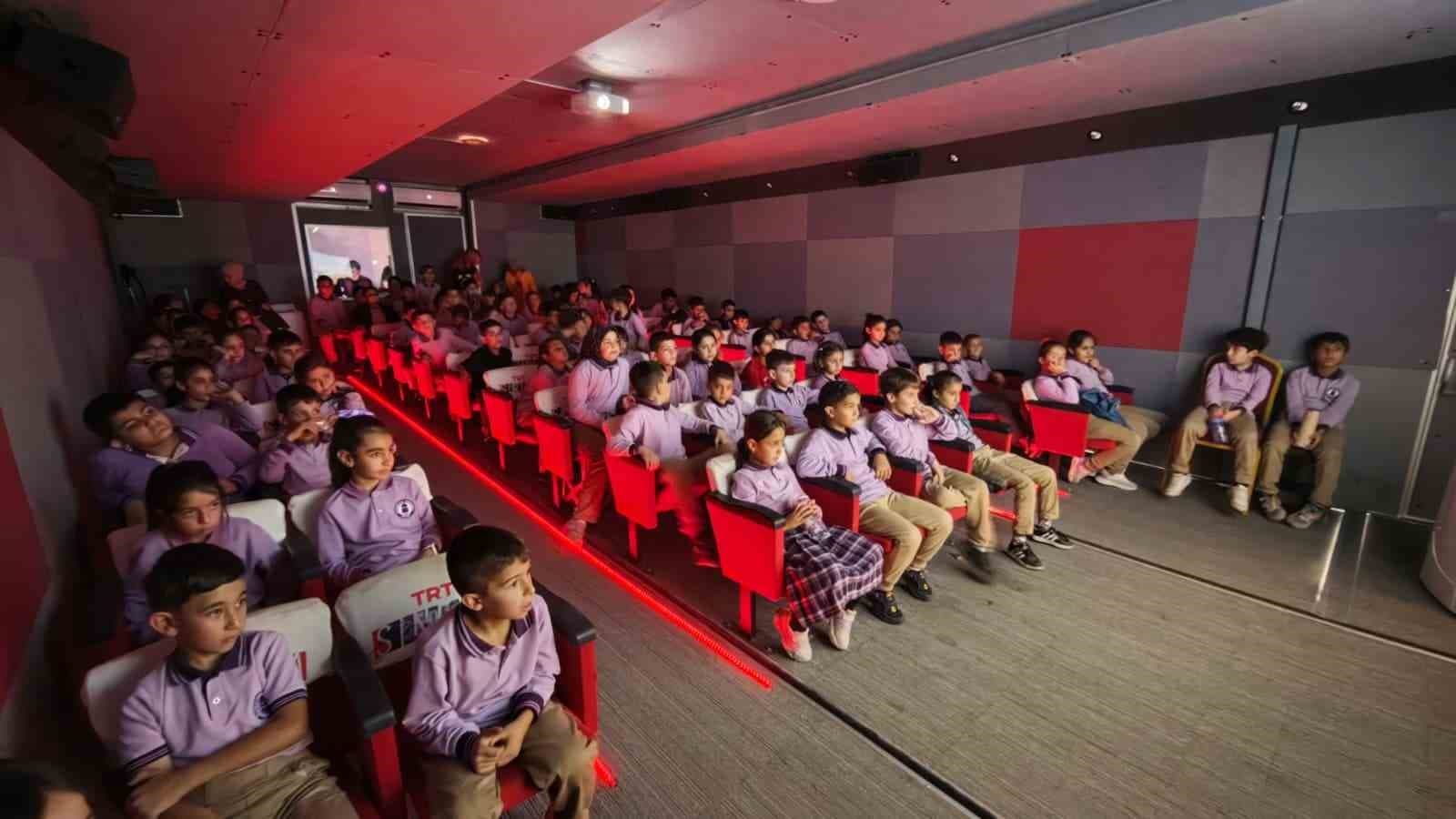 Ahlat'ta Çocuklar TRT Sinema Tırı ile Sinema Deneyimi Yaşadı