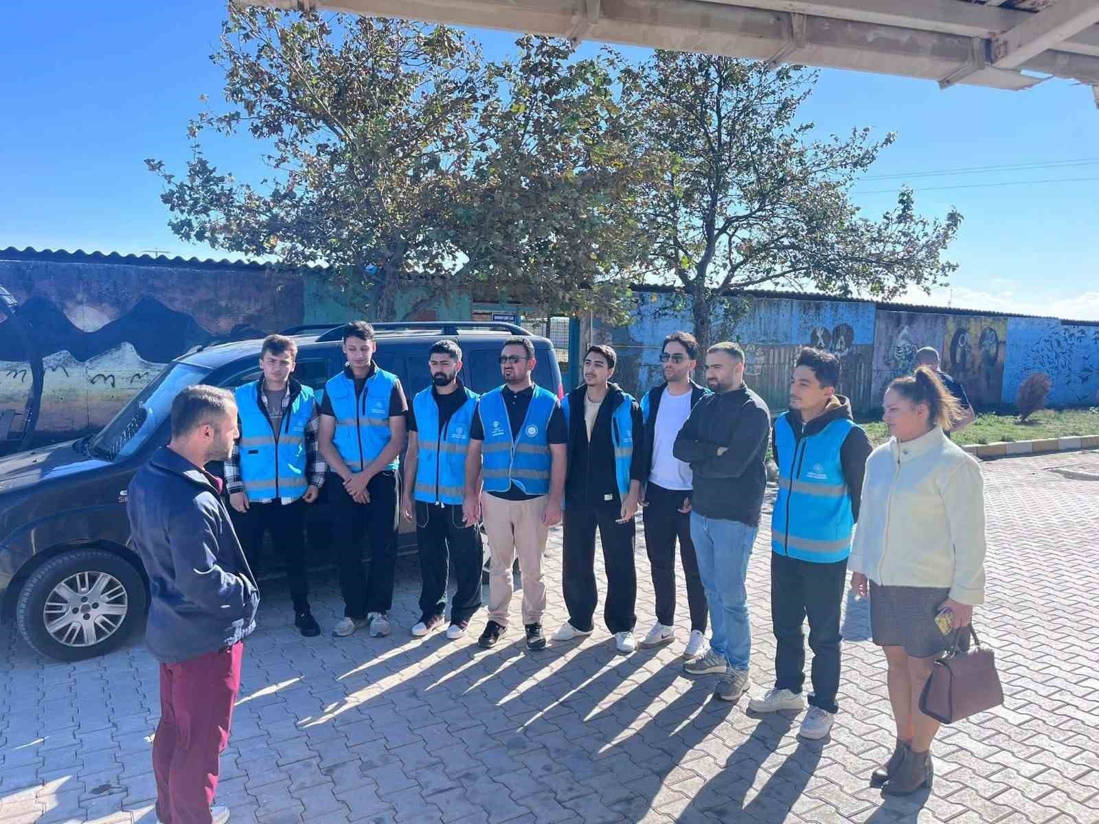 Kuşcenneti KYK Öğrencileri, Hayvanları Koruma Günüyle Barınağı Ziyaret Etti