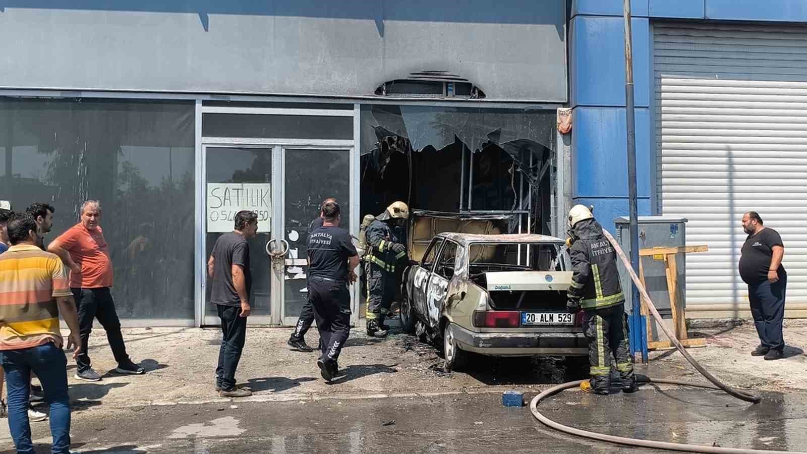 Antalya'da Park Edilen Tofaş Yangını: İş Yeri Hasar Gördü