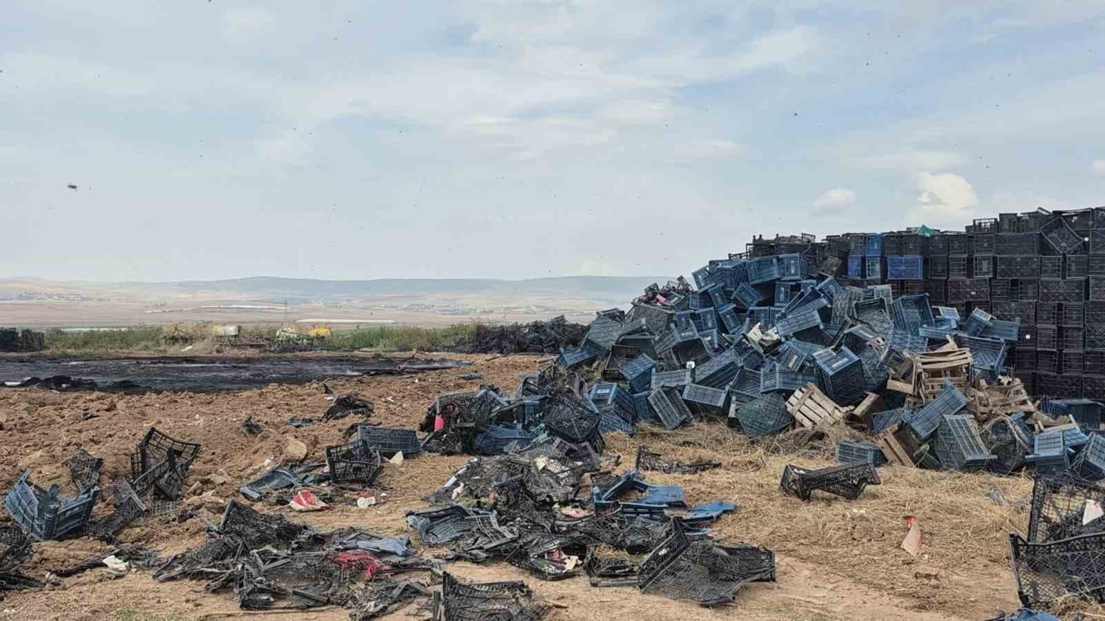 Eskişehir'de Plastik Kasa Yangını: Binlerce Ürün Tahrip Oldu