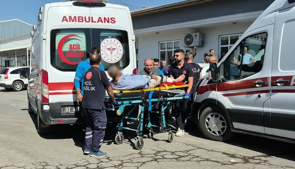 Belediye Binası Bahçesinde Silahlı Saldırı: Üç Kişi Yaralandı