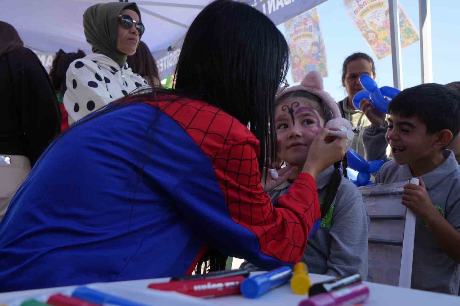 BAİBÜ Personel Etkinliğiyle Öğrencilere Kitap ve Oyuncak Dağıtıldı