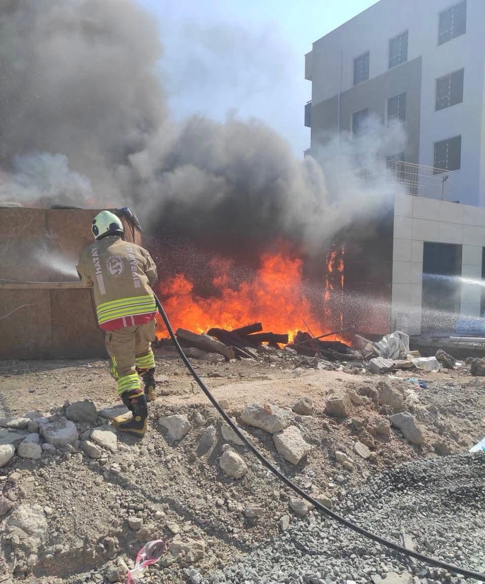 Antakya'da İnşaat Malzemeleri ve Kulübe Yangını Kontrol Altına Alındı