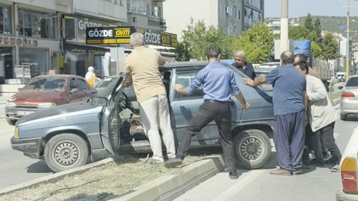 Boyabat'ta Trafik Kazası: Otomobil Refüje Sürüklendi