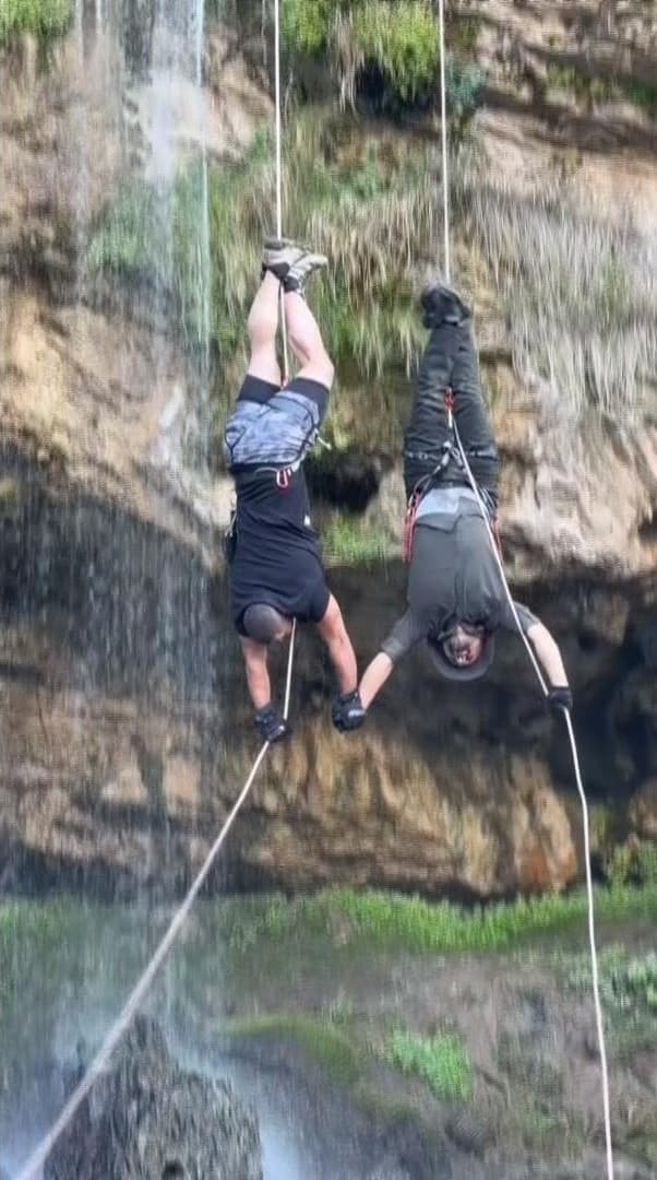 Doğa Sporları İle Meydan Okuma: Bir Sporcu Şelaleden Sarktı, Diğeri Dar Kayalıklara Geçti
