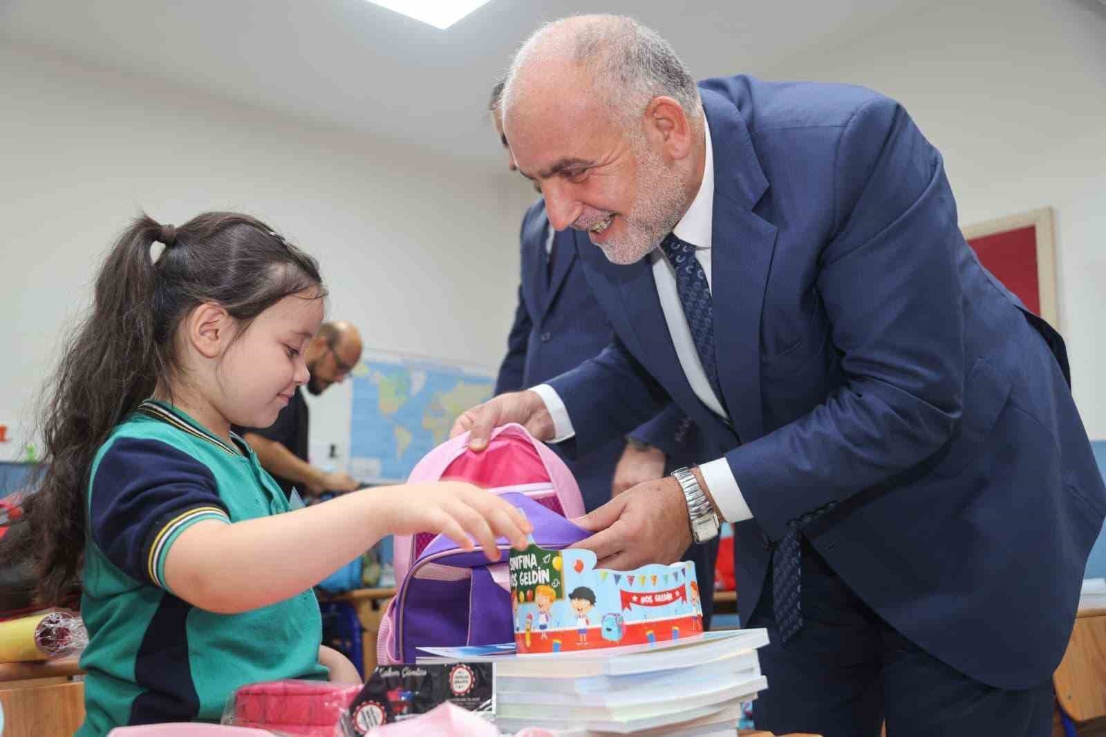 Canik'te İlkokul Birinci Sınıf Öğrencilerine Çanta ve Kırtasiye Seti Desteği