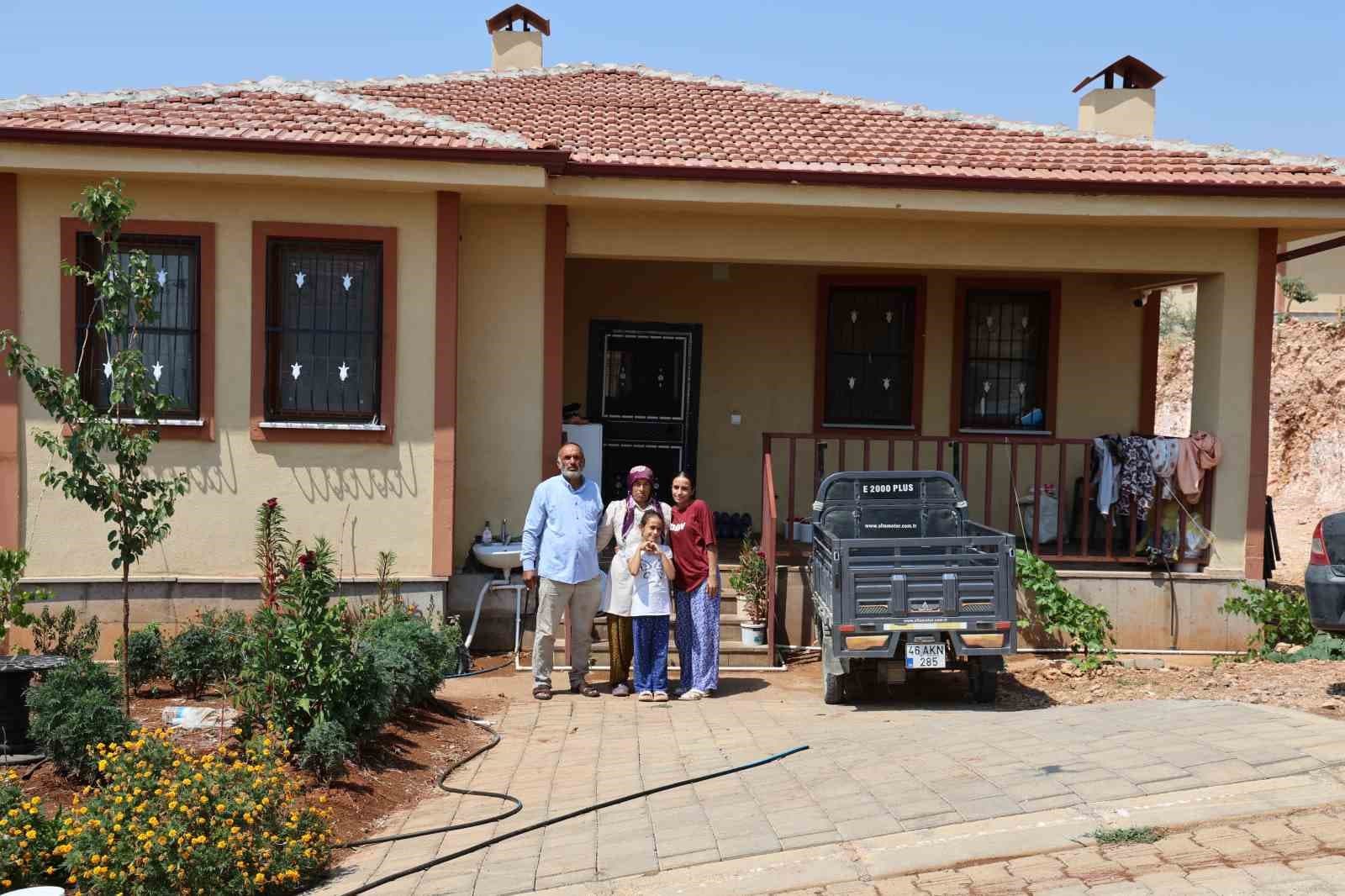 Depremzede Aile, Yapımı Tamamlanan Köy Evlerinde Yeni Yaşamına Başladı