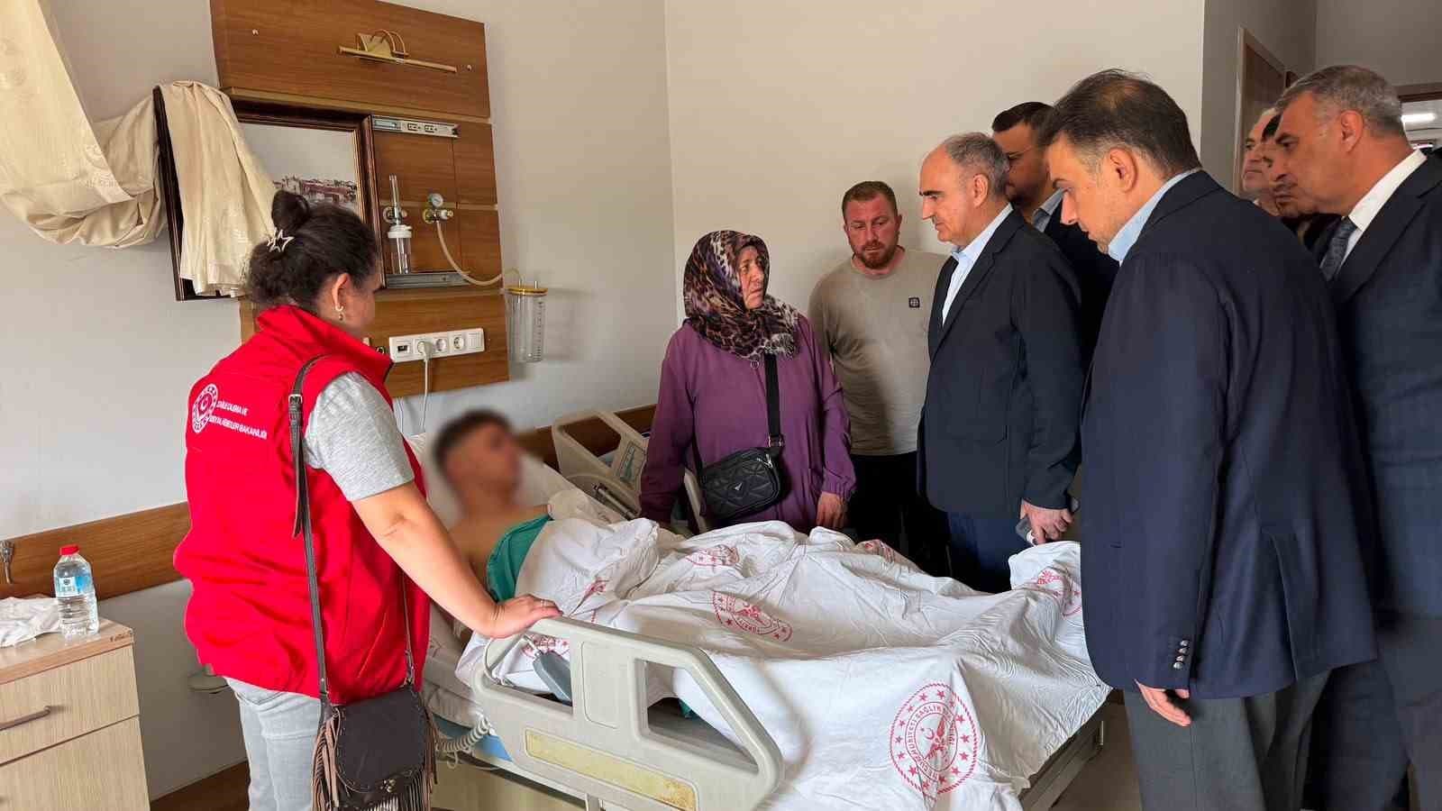 Vali Özkan, Turgutlu'daki Silahlı Saldırı Sonrası Yaralı Öğrencileri Ziyaret Etti