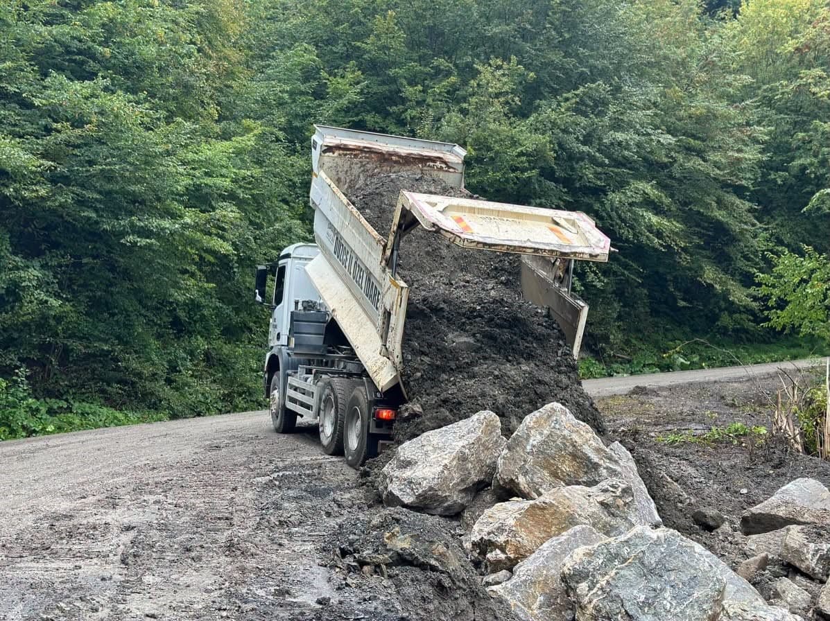 Kaynaşlı'da Yağış Sonrası Heyelan Nedeniyle Yol Güvenliği Çalışmaları