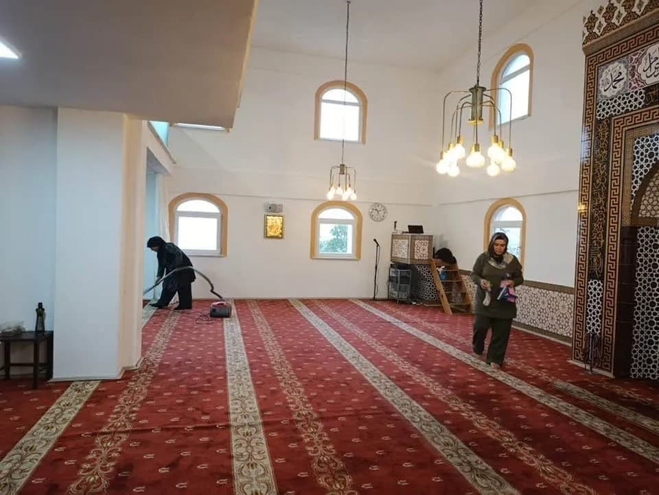 Kadınların İmece Çalışmasıyla Mahalle Camisi Temizlendi