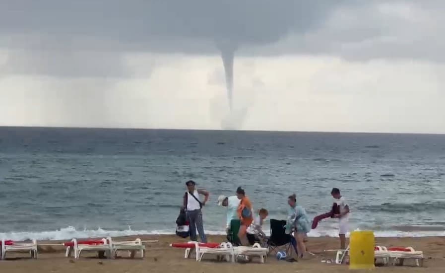 Alanya'da Kısa Süreli Üç Hortum Yağışı Görüntülendi