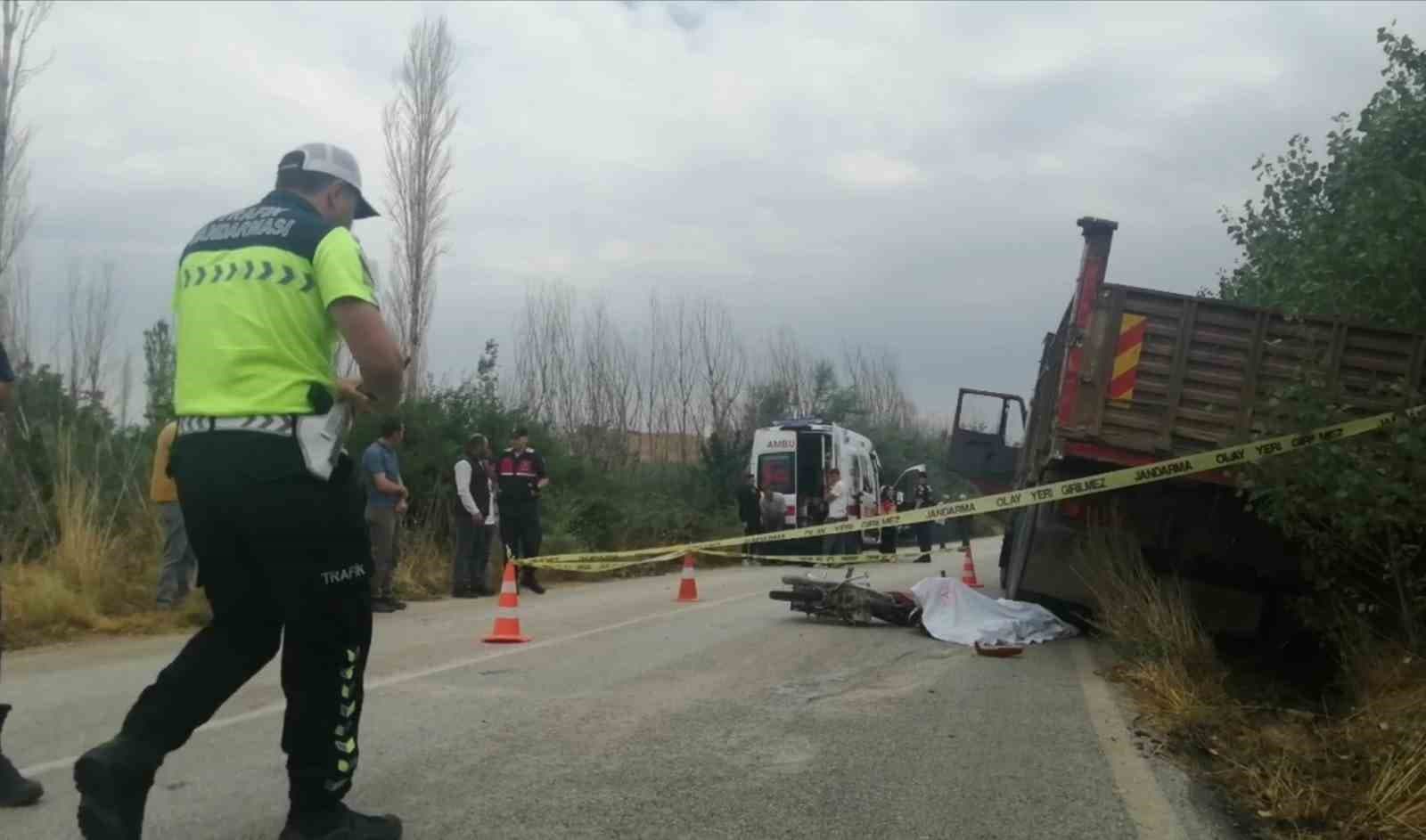 Isparta’da Kamyon ve Motosiklet Çarpıştı: Genç Sürücü Hayatını Kaybetti