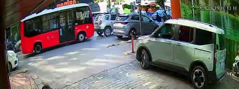 Bandırma'da Trafik Kazası: Minibüs, Yaya Veren Otomobile Çarptı