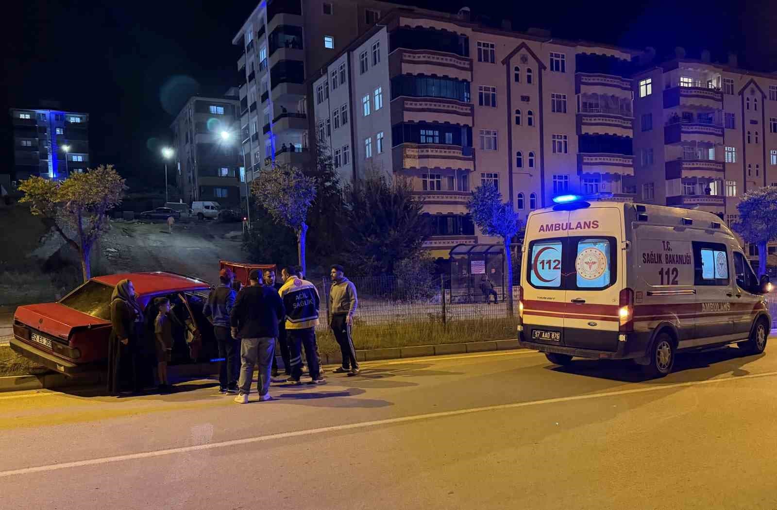 Sinop'ta Kontrolden Çıkan Otomobil Ağaca Çarptı: Bir Kişi Yaralandı