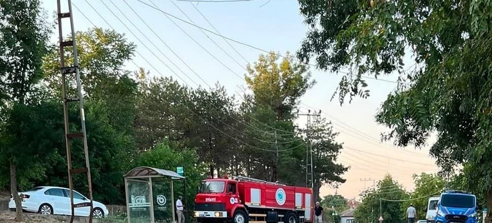 Muratlı'da Otobüs Durağı Yakınında Çıkan Yangın İtfaiye Müdahalesiyle Söndürüldü