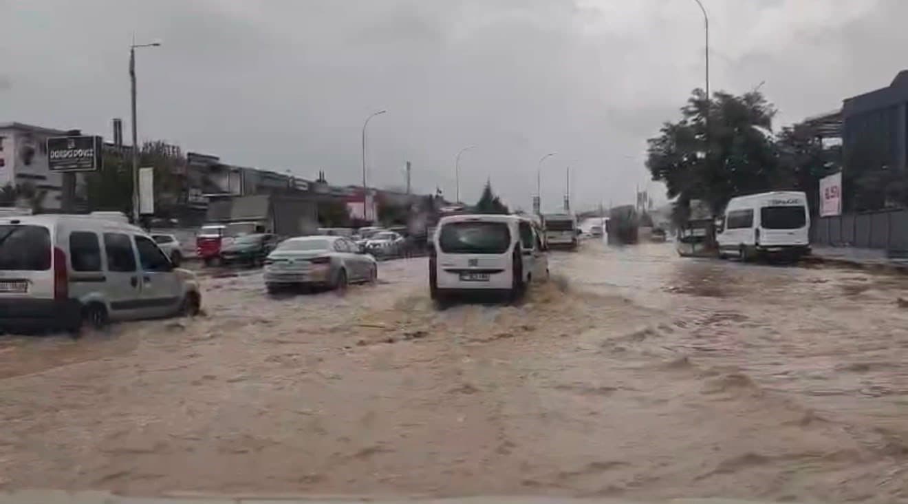 Gaziantep'te Şiddetli Yağış Sonrası Yollar Su Baskını Yaşadı