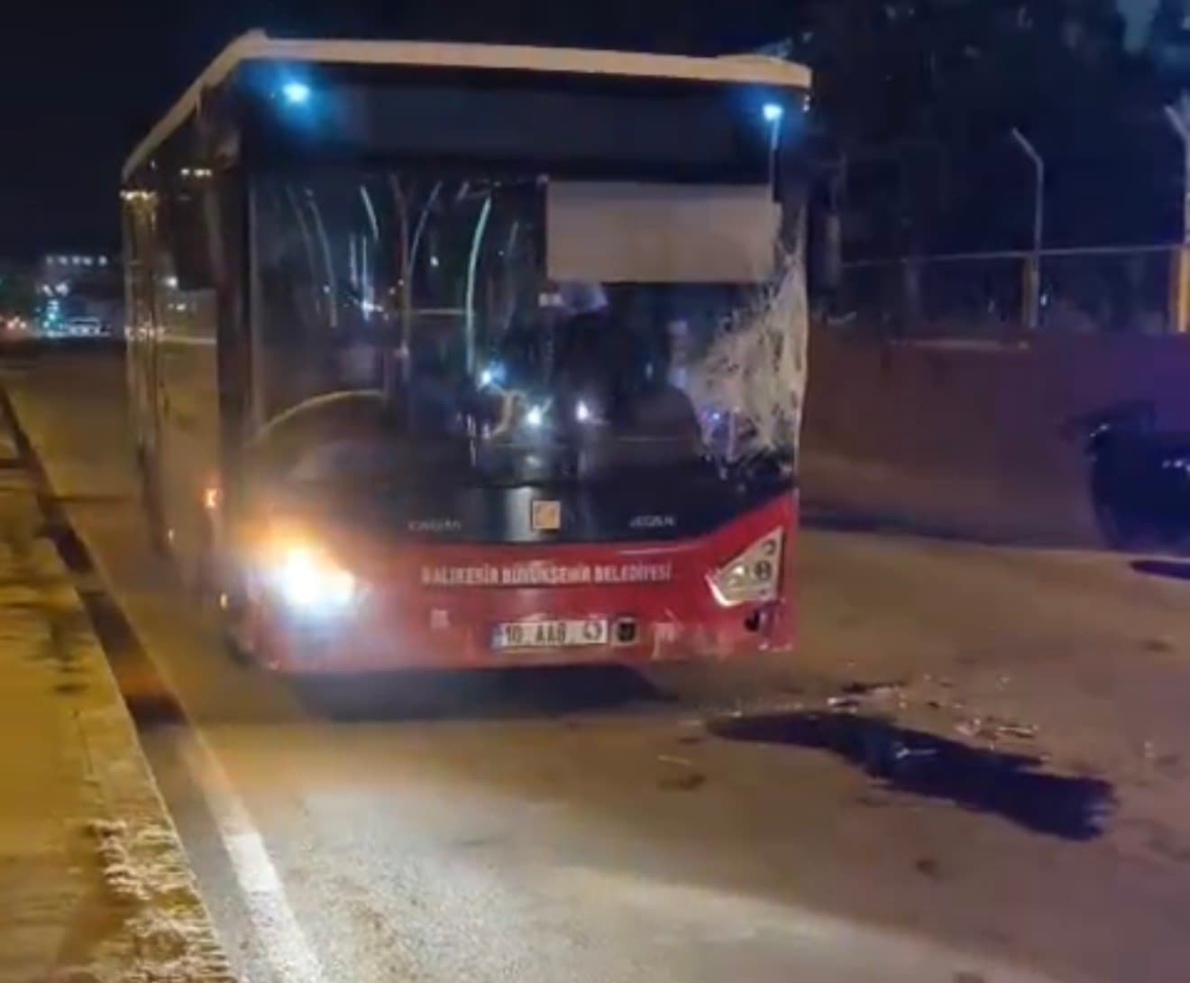 Bandırma'da Ters Yönden Gelen Otobüsün Motosiklete Çarpması: 17 Yaşındaki Sürücü Yaralandı
