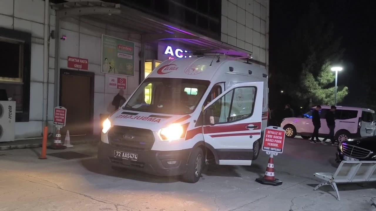 Batman'da Kontrolden Çıkan Otomobil Bahçeye Girdi: Beş Kişi Yaralandı