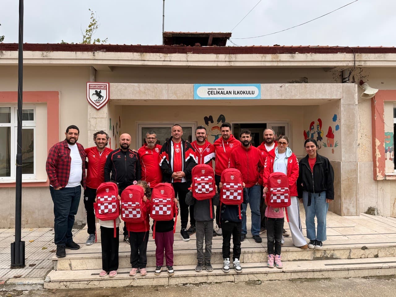 Kırsal Okullara Samsunspor Temalı Çanta Desteği